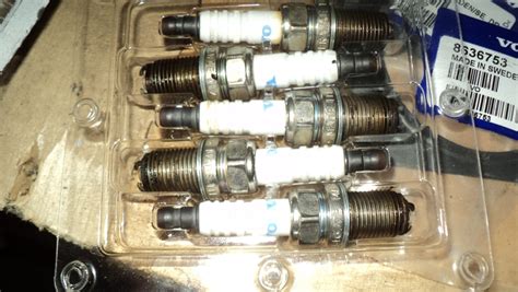 Замена свечей зажигания — Volvo S60 (1G), 2,4 л, 2007 года | своими ...