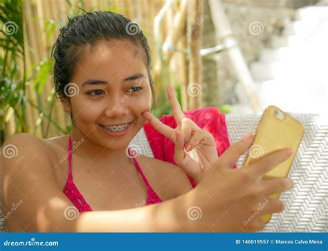 Jeune Fille Indon Sienne Asiatique Heureuse Et Belle D Adolescent Dans Le Bikini Se Reposant Sur