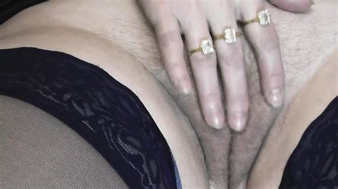 Drie Diamanten En Karaat Gaven Sexy Blonde Milf Een Sterk Orgasme Nat Poesje En Spuiten