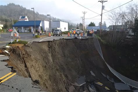 Its A Monster Massive Sinkhole Closes Part Of Oregon Highway 101