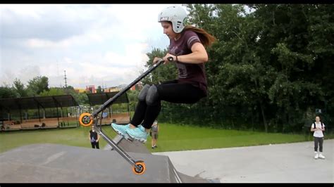 ДЕВОЧКА ОСВОИЛА САМОКАТ ЗА 5 МИН - YouTube