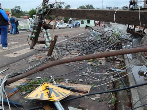 O ASSUNTO É Tornado em SC deixa 2 mortos fere 120 e desabriga mais