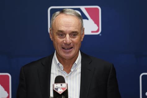 Rob Manfred Says He Wants Robot Umps In Mlb By 2024 Hints At Expansion To 32 Teams