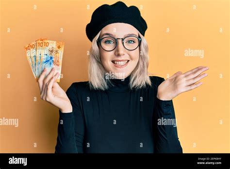 Junge Blonde M Dchen H Lt Schweizer Franken Banknoten Feiern Leistung Mit Gl Ckliches L Cheln