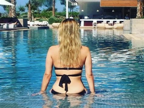 M Oda Dziewczyna Durczoka W Bikini Dziennikarz Ma Szcz Cie