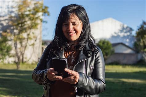 Mujer Madura Latina En La Granja Al Aire Libre Sonriendo Y Enviando Mensajes De Texto En Su