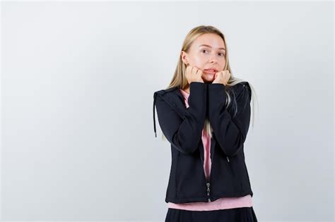 Jeune femme blonde charmante isolée Photo Gratuite