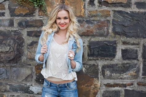 Jolie pose blonde nue gaie image stock Image du tête