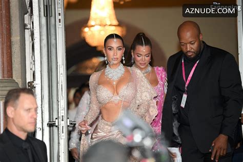 Kim Kardashian Sexy With Khloe Kardashian Flaunts Her Hot Cleavage At Anant Ambani S Lavish