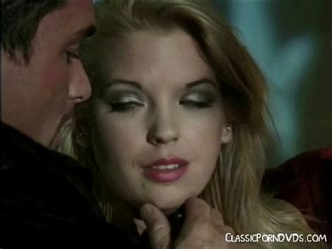 Flaco rubia milf en clásico escena XVIDEOS