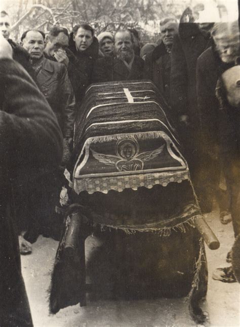 Гроб, с телом усопшего, возле врат монашеского кладбища. — pochaev.org