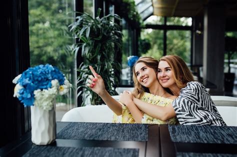 S E Blonde Junge Tochter Umarmt Ihre Mutter Mit Liebe Auf Der Sommerterrasse Im Restaurant