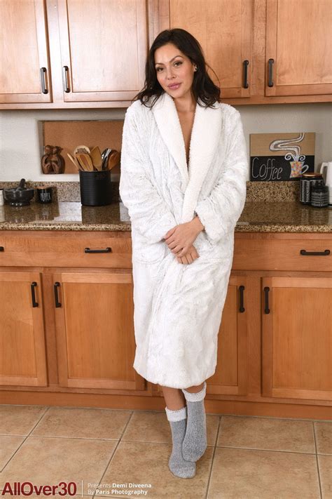 Slutty Milf Babe Demi Diveena Gets Naked And Spreads In Neighbor S Kitchen Photos