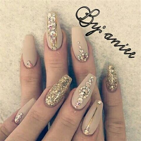 Uñas elegantes nude By aniee Gel nails Gorgeous nails Rhinestone nails