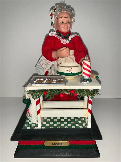 Mrs Claus With Cookies