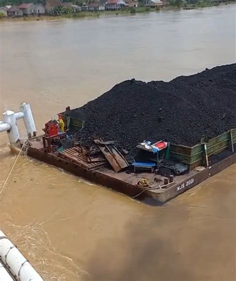 Kapal Tongkang Pengangkut Batu Bara Tabrak Tiang Penyangga Jembatan