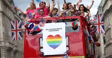 G Parada Gay em Londres lembra Brexit e vítimas de Orlando notícias em Mundo