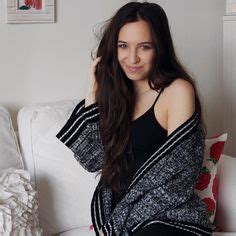 10 Hot Sexy Emelyne Behr Bikini Pics