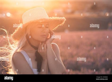 Junge Sch Ne Blonde Frau Jahre Alt Tr Gt Strohhut Mit Schn Rsenkeln Posiert Mit Augen In