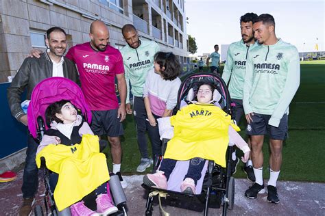 Villarreal first-team players meet Marta and María - Web Oficial del
