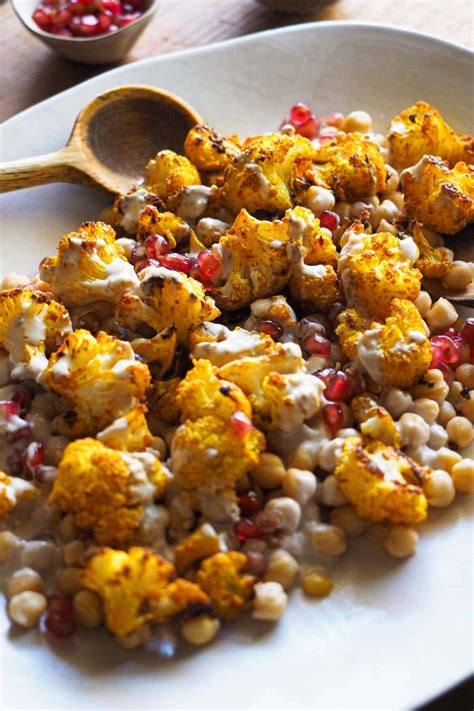 Coliflor Especiada Al Horno Con Garbanzos Y Aliño De Ajo Asado Y Tahini