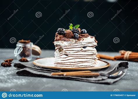 Fatia Deliciosa De Bolo De Chocolate Doce Manteiga Creme E Bagas