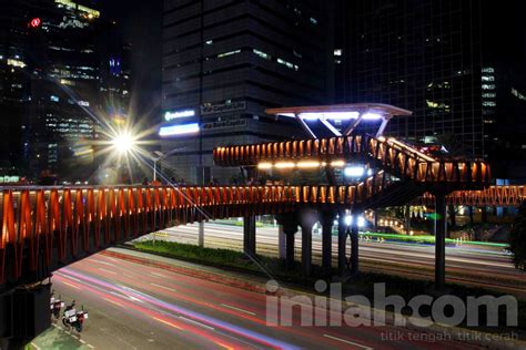 Foto Gemerlap Lampu Jpo Phinisi Jembatan Kekinian Nan Instagramable