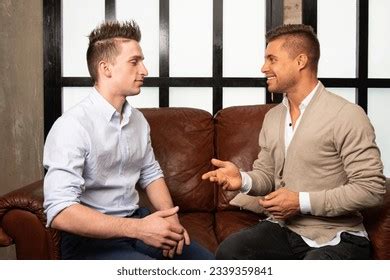 Categor A Joven Pareja Gay Atractiva En El Sofa De Fotos E Im Genes