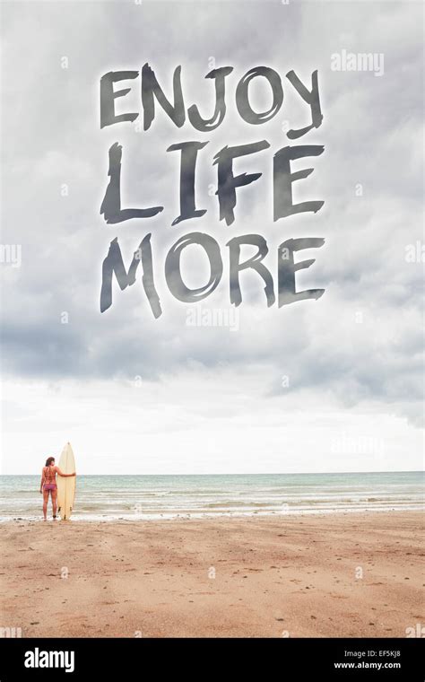 Frau Im Bikini Am Strand In Der Brandung Fotos Und Bildmaterial In Hoher Aufl Sung Alamy