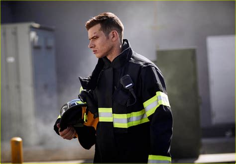 ‘9-1-1’ Actor Oliver Stark on His Eye Birthmark: It’s Not Herpes