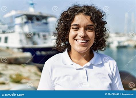 Jovencita Latina Sonriendo Feliz Parado En La Playa Foto De Archivo Imagen De Feliz Relajado