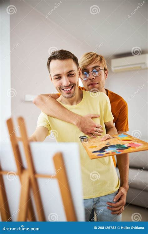 Feliz Pareja Gay Pintura Foto En Casa Imagen De Archivo Imagen De Gouache Abrace 208125783