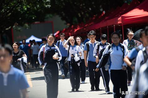 又一年高考结束，考场外等候孩子们的家长一早到位，他们表情不一 搜狐大视野 搜狐新闻