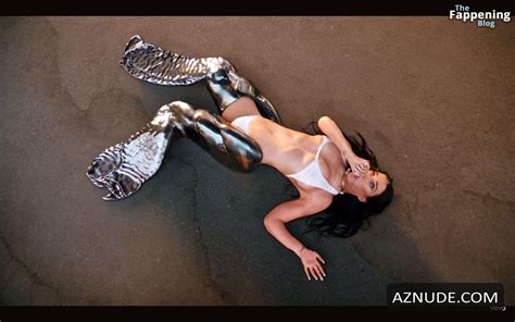 Katy Perry Sexy And Hot Showing Off Her Spizy Body And Curves In Her Woman S World Music Video
