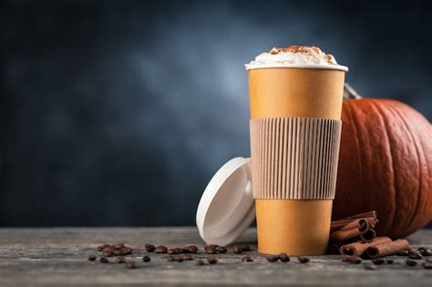 Latte De Calabaza Con Especias En Un Vaso De Papel Foto Premium