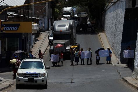 Vecinos De La Colonia Vista Hermosa Colapsan El Bulevar Para Pedir Agua