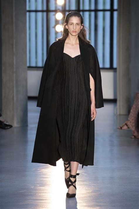 Кейпы, монохром и плиссированные сумки на показе Max Mara