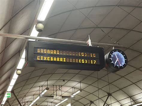 Un rescate de un perro que se cayó a la vía en la estación de Santutxu