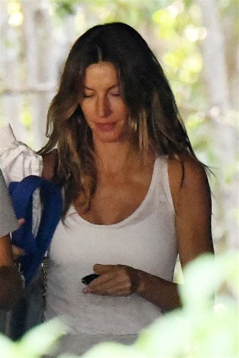 Gisele Bündchen Ditches Wedding Ring Amid Tom Brady Divorce News