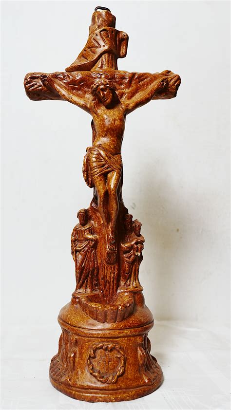 rotes keramik standkreuz mit weihwasserbecken freilichtmuseum