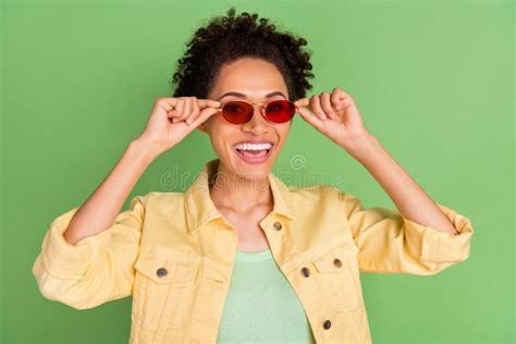 Foto De Una Joven Y Fresca Dama De La Brunette Lleva Gafas De Camisa Amarilla Aislada En El