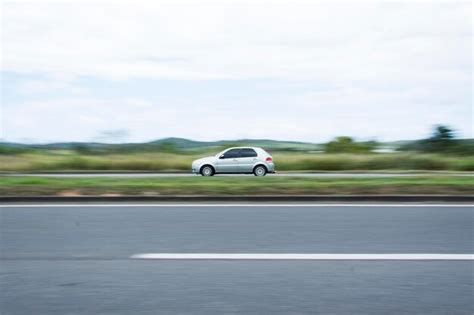 Coches Circulando Por La Carretera Que Une Las Ciudades De Salvador Y