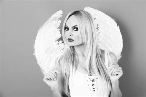 Beauté Angélique Belle Femme Blonde Avec Des Ailes D ange Image stock Image du assez mignon