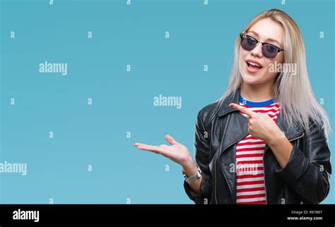 Jeune Femme Blonde Portant Des Lunettes De Soleil Et Veste De Mode Sur Fond Isol Tonn Et