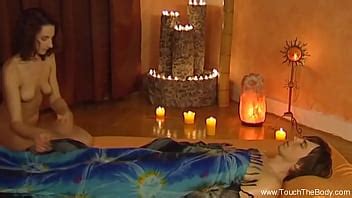 MILF asiática relaja a su amante blanco XVIDEOS