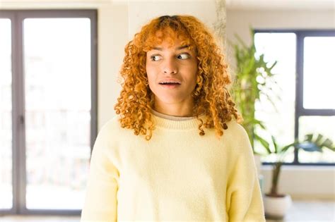 Mujer Bonita Latina De Cabello Rojo Joven En Un Nuevo Hogar Genial Foto Premium