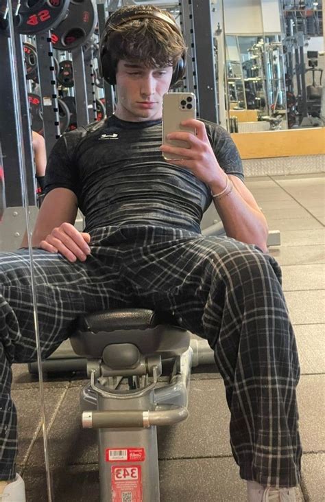 Pin by Aძᥲᥒ ᤚᥙᥒᥒ on ʸᴼᵁᴺᴳᴱᴿ Gym outfit men Attractive guys Hot men bodies