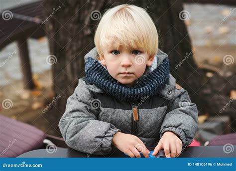 Het Leuke Blonde Babyjongen Spelen Met Speelgoed In Openlucht Peuterjongen Met Blauw Ogen En