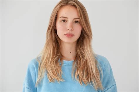 Portrait De Jeune Femme Blonde Photo Gratuite