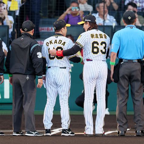 【日本ハム】新庄監督が阪神ユニ姿！甲子園騒然 岡田監督とメンバー表交換 入団当時の背番号63 プロ野球写真ニュース 日刊スポーツ